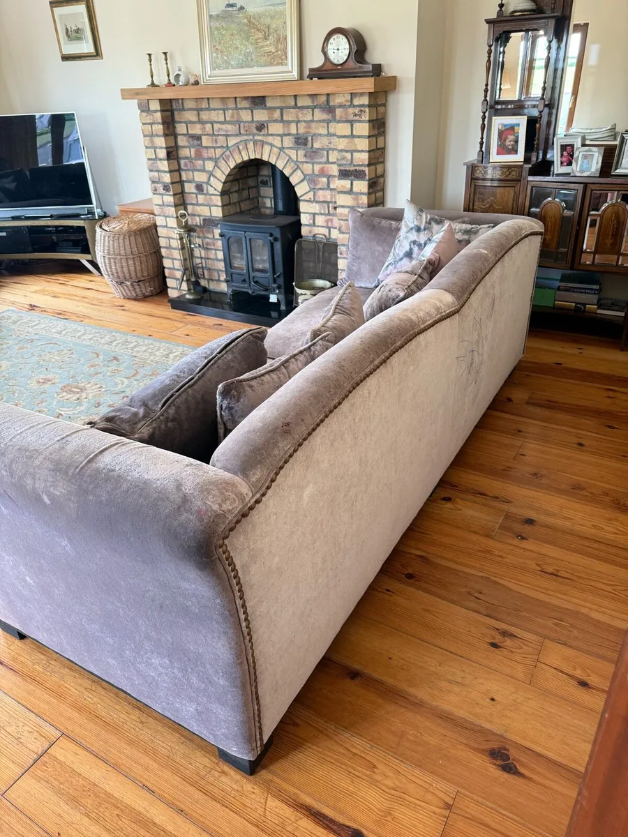 Four seater pillow back couch - Image 3