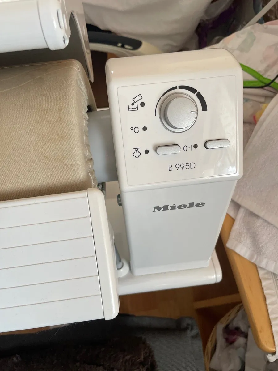 Miele rotary steam iron - Image 1