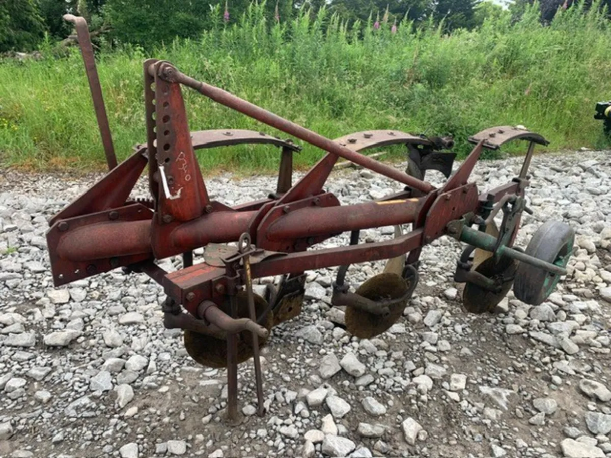 KVERNELAND 3 X 12" AUTO RESET PLOUGH - Image 1
