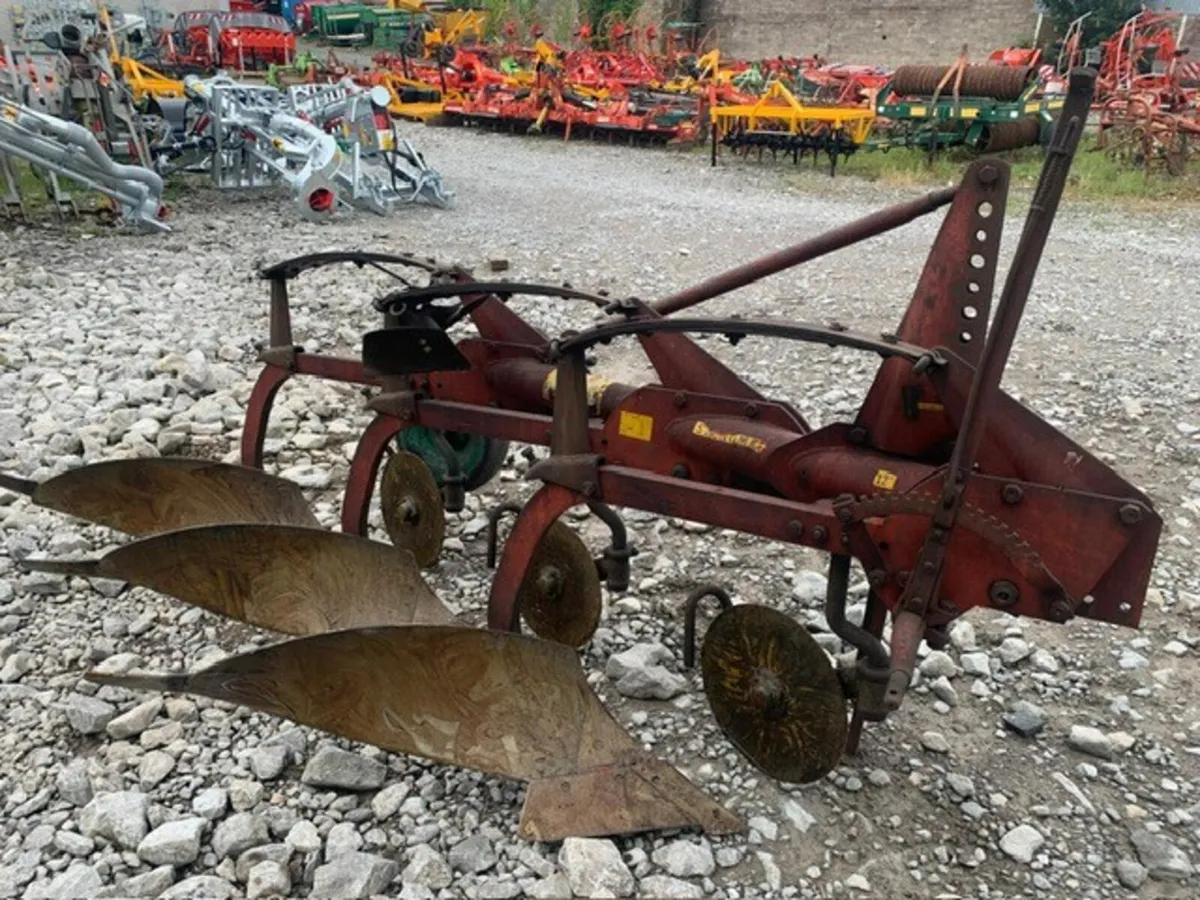 KVERNELAND 3 X 12" AUTO RESET PLOUGH - Image 2