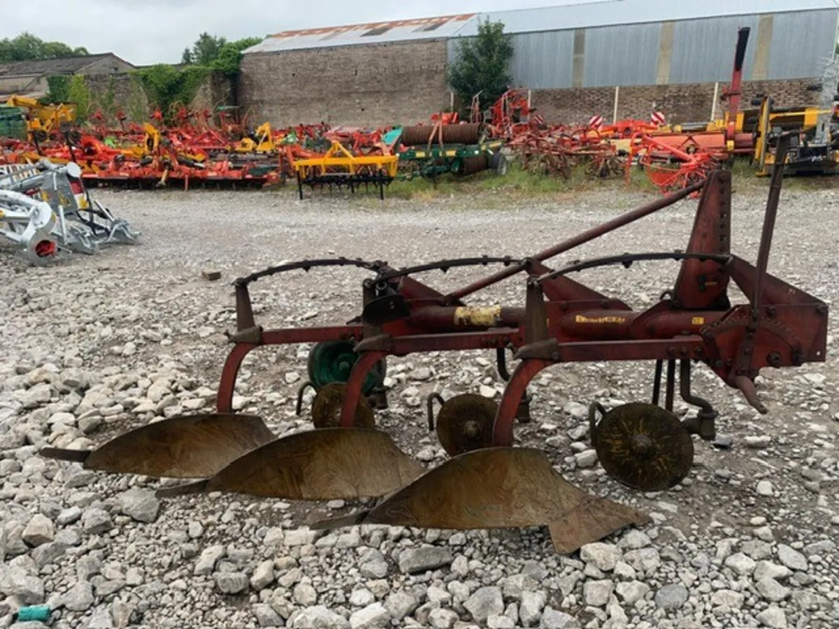 KVERNELAND 3 X 12" AUTO RESET PLOUGH - Image 3