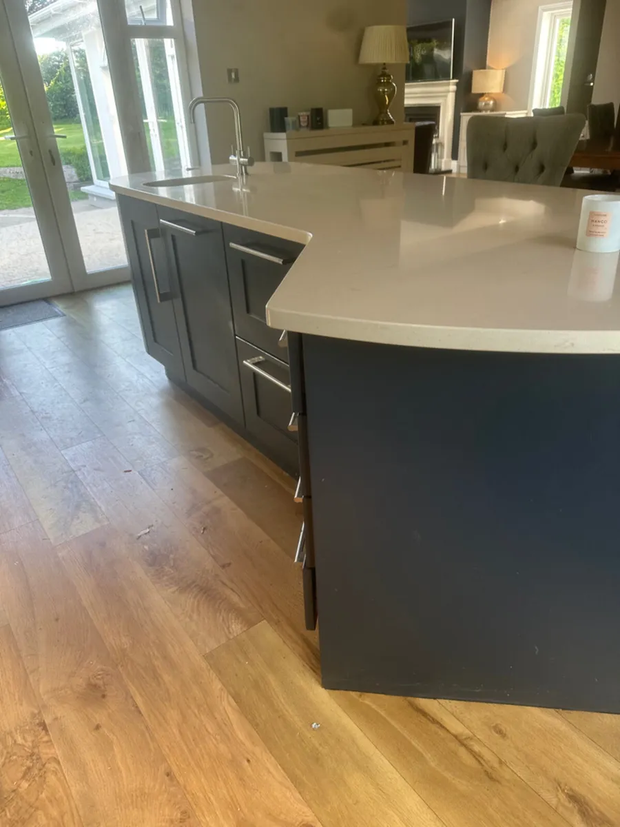 Kitchen Island - Image 1