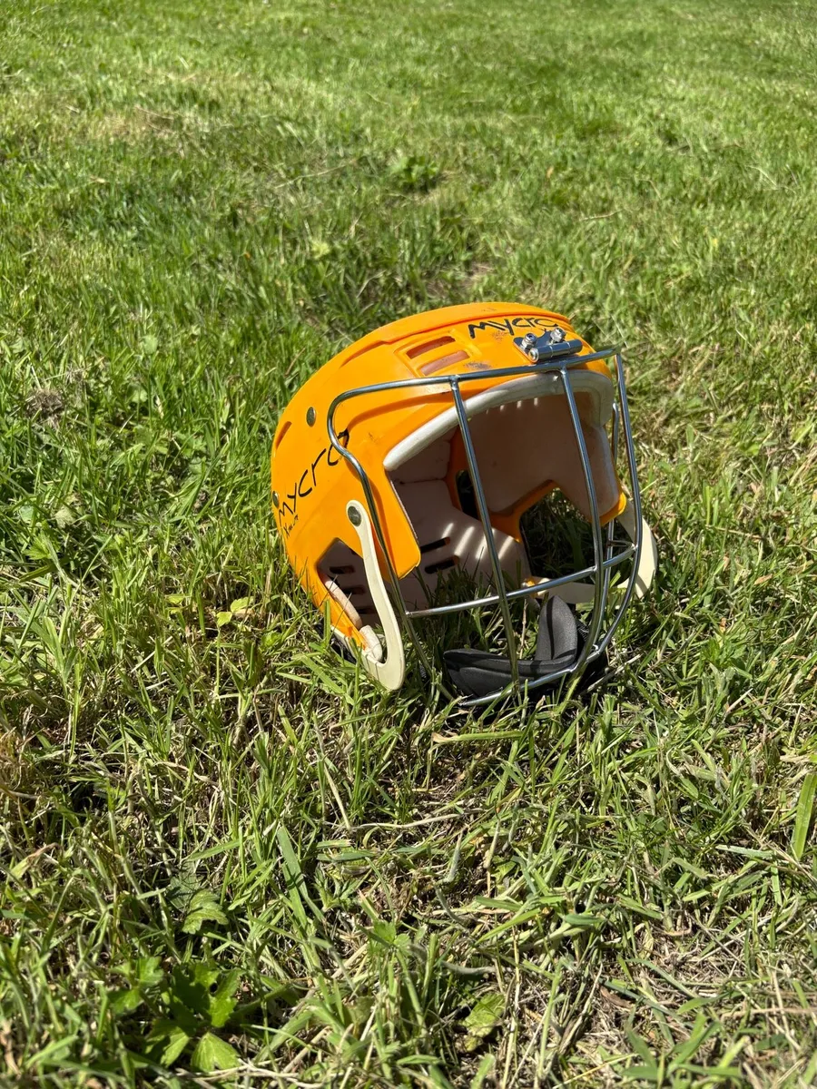 Hurling helmet - Image 3
