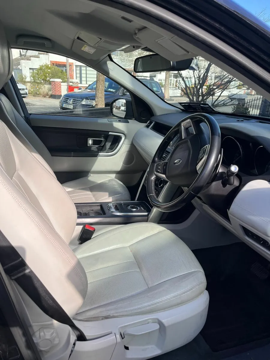 Land Rover Discovery Sport 2017 - Image 2