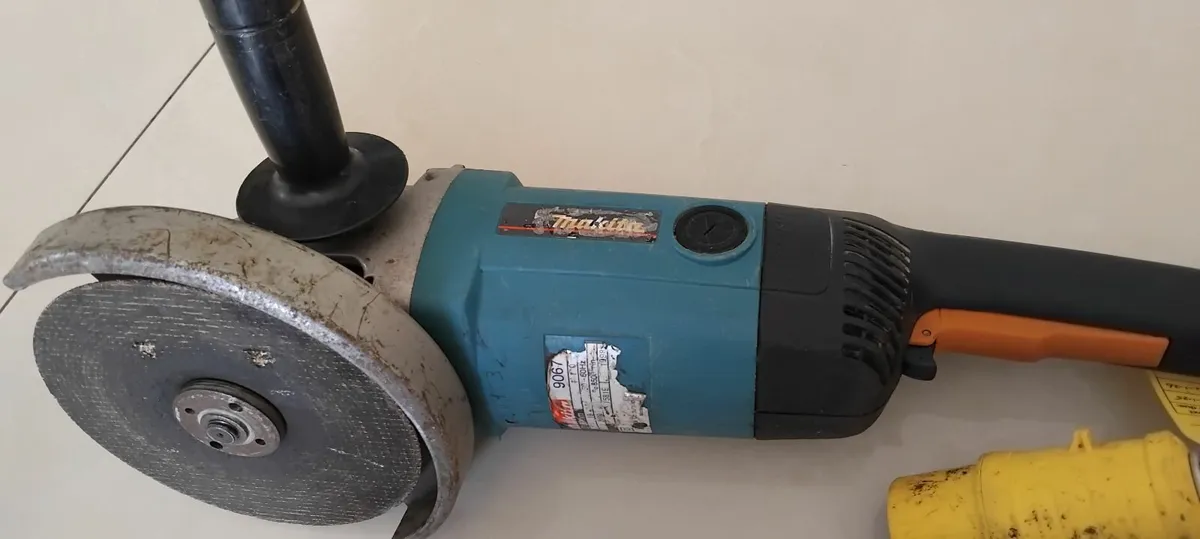 Makita 9069 230mm Angle Grinder 110v - Image 2