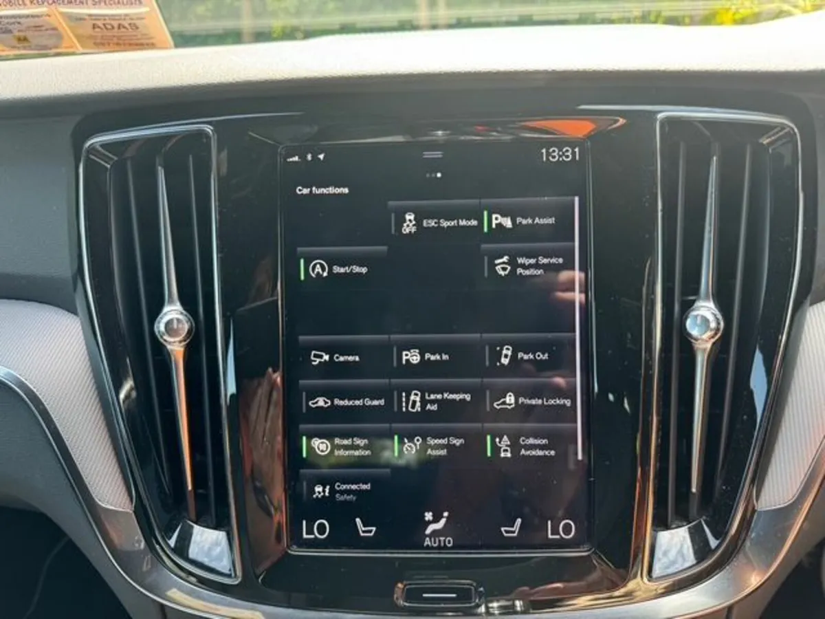 Volvo V60 190hp R-Design 2019 - Image 2