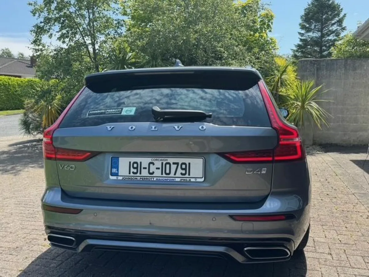Volvo V60 190hp R-Design 2019 - Image 3