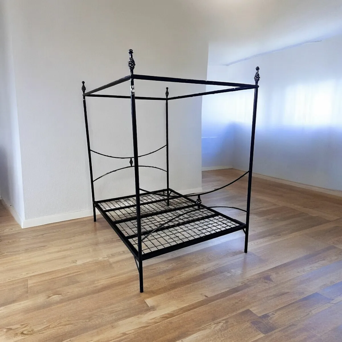 4 poster bed - Image 1