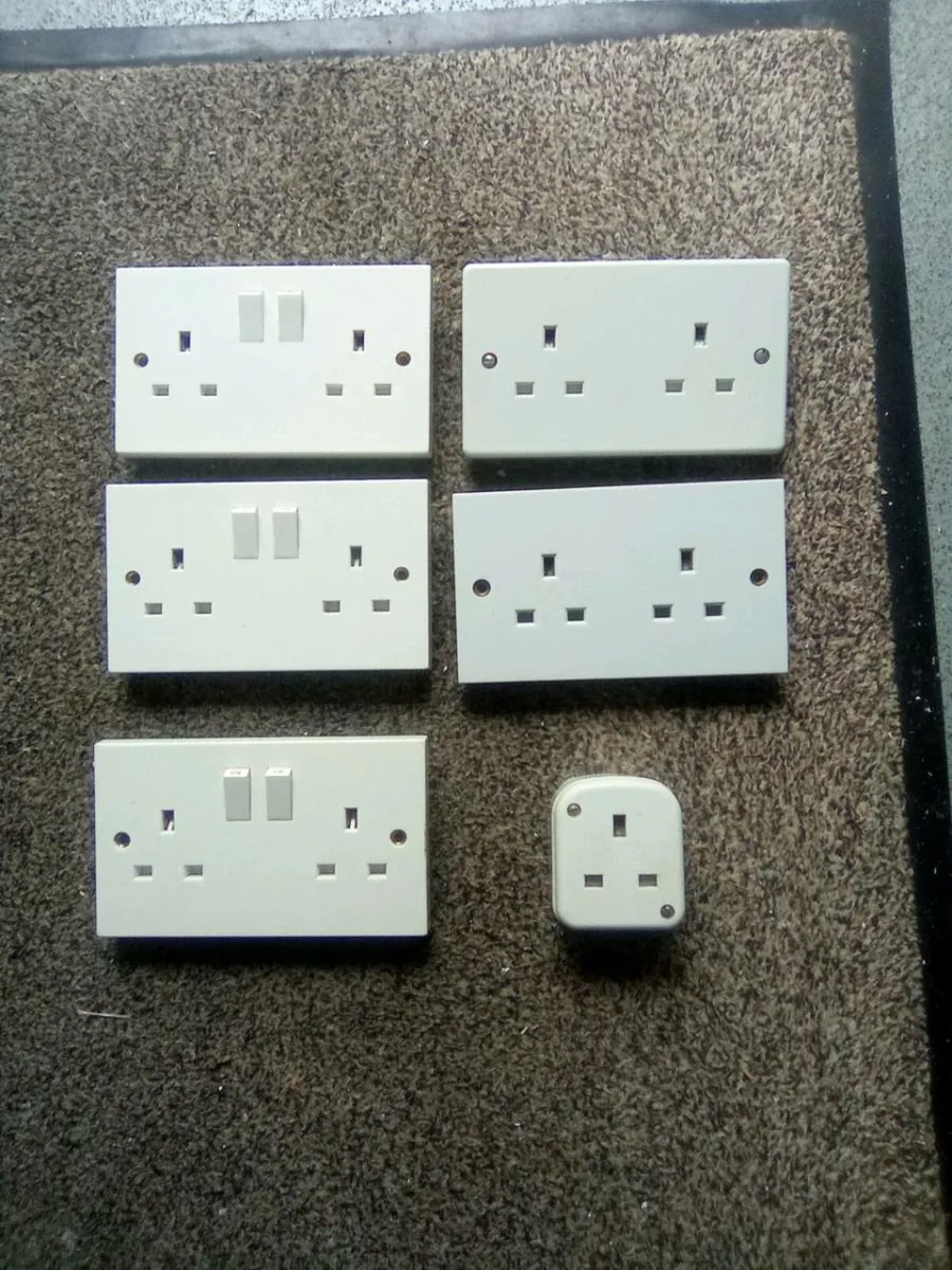 5. TWIN   AND.  1.  SINGLE. SOCKET - Image 1