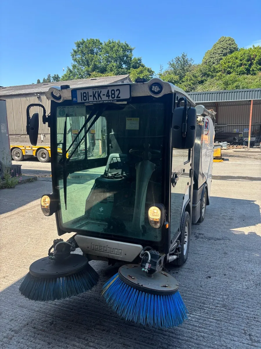 Road sweeper - Image 1