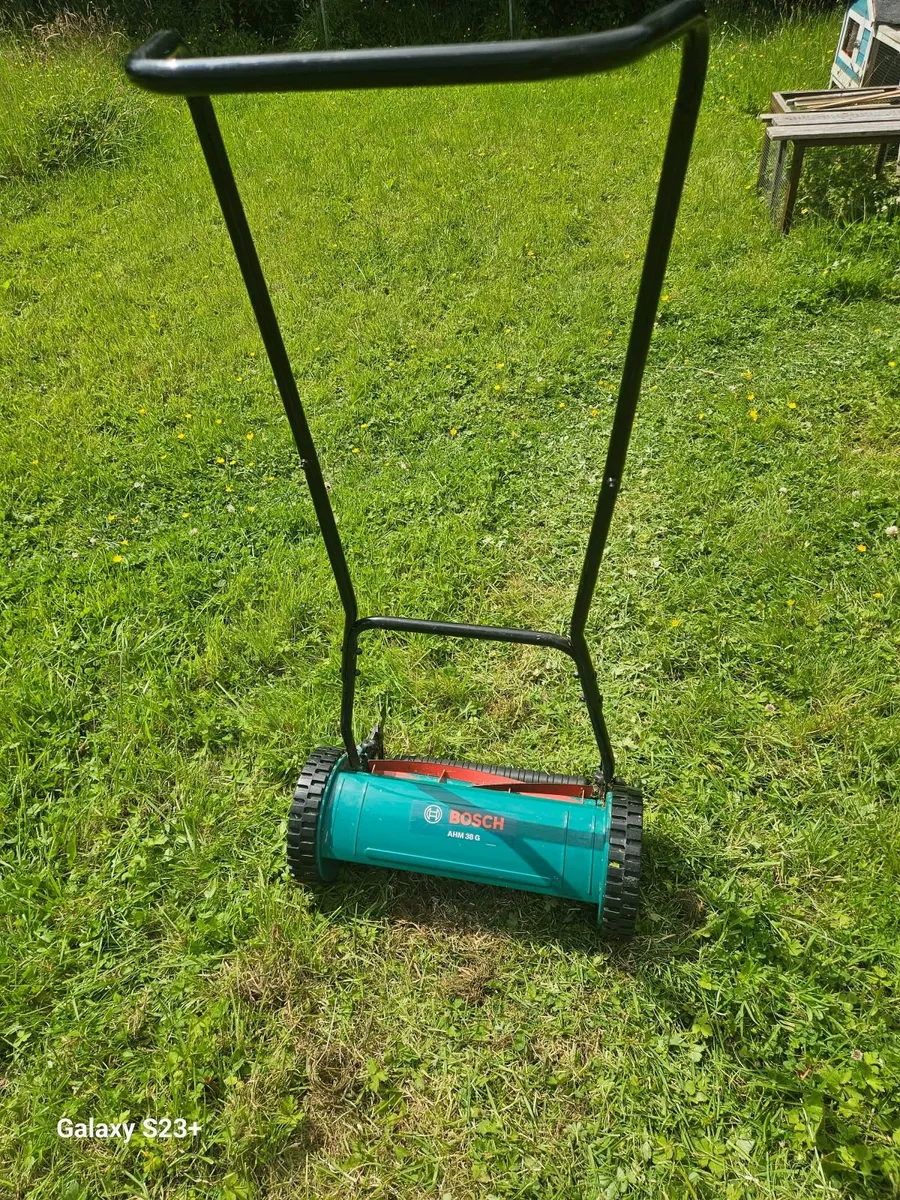 Hand push lawn mower - Image 1