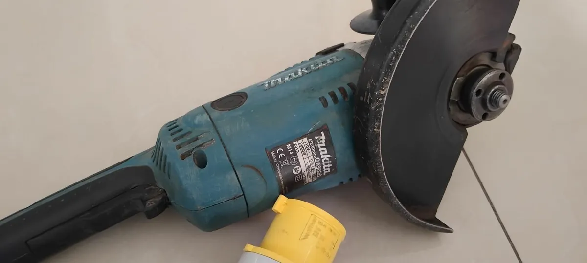 Makita GA9020 230mm 9" Angle Grinder 110v - Image 2