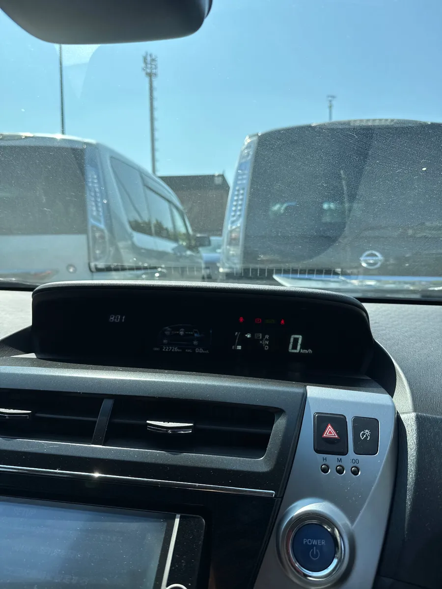 Toyota Prius 2018 1.8L hybrid silver - Image 2