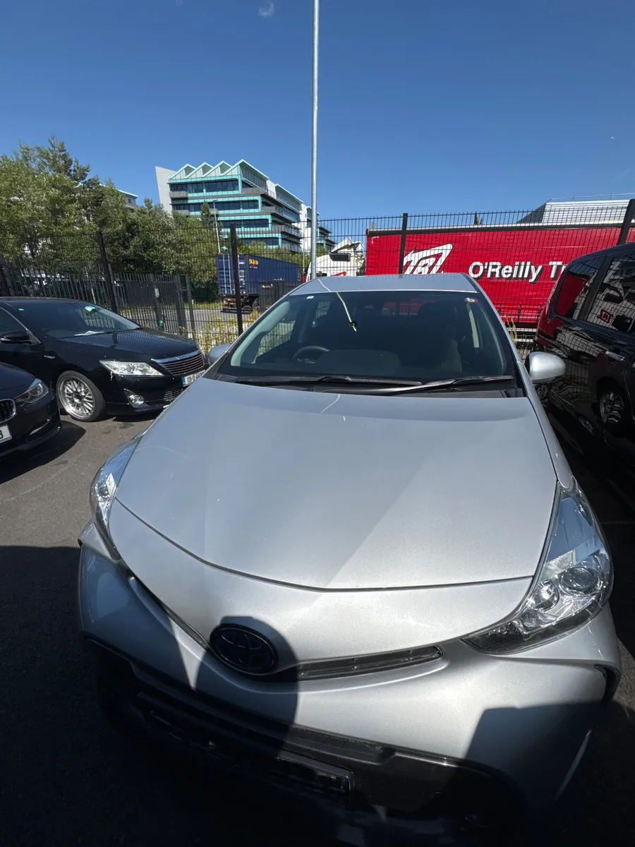 Toyota Prius 2018 1.8L hybrid silver - Image 1