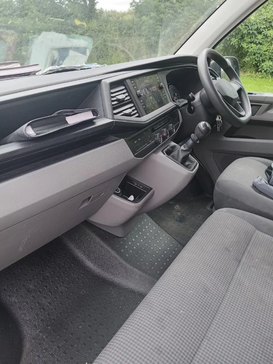 Volkswagen Transporter 2022 - Image 2