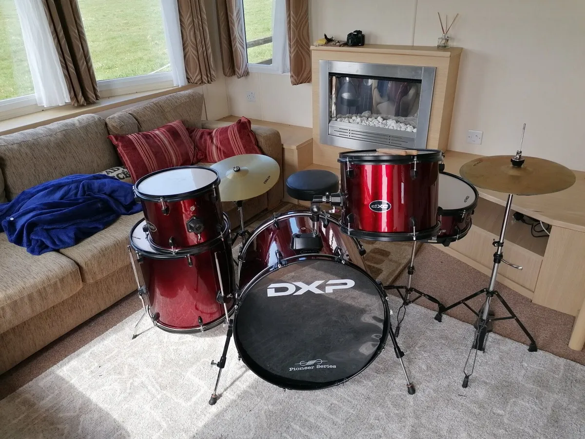 keyboards and drum kit - Image 3