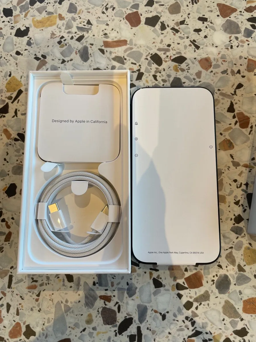 iPhone 15 - Image 2