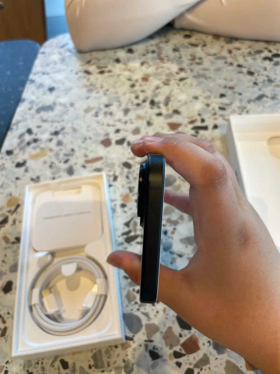 iPhone 15 - Image 4