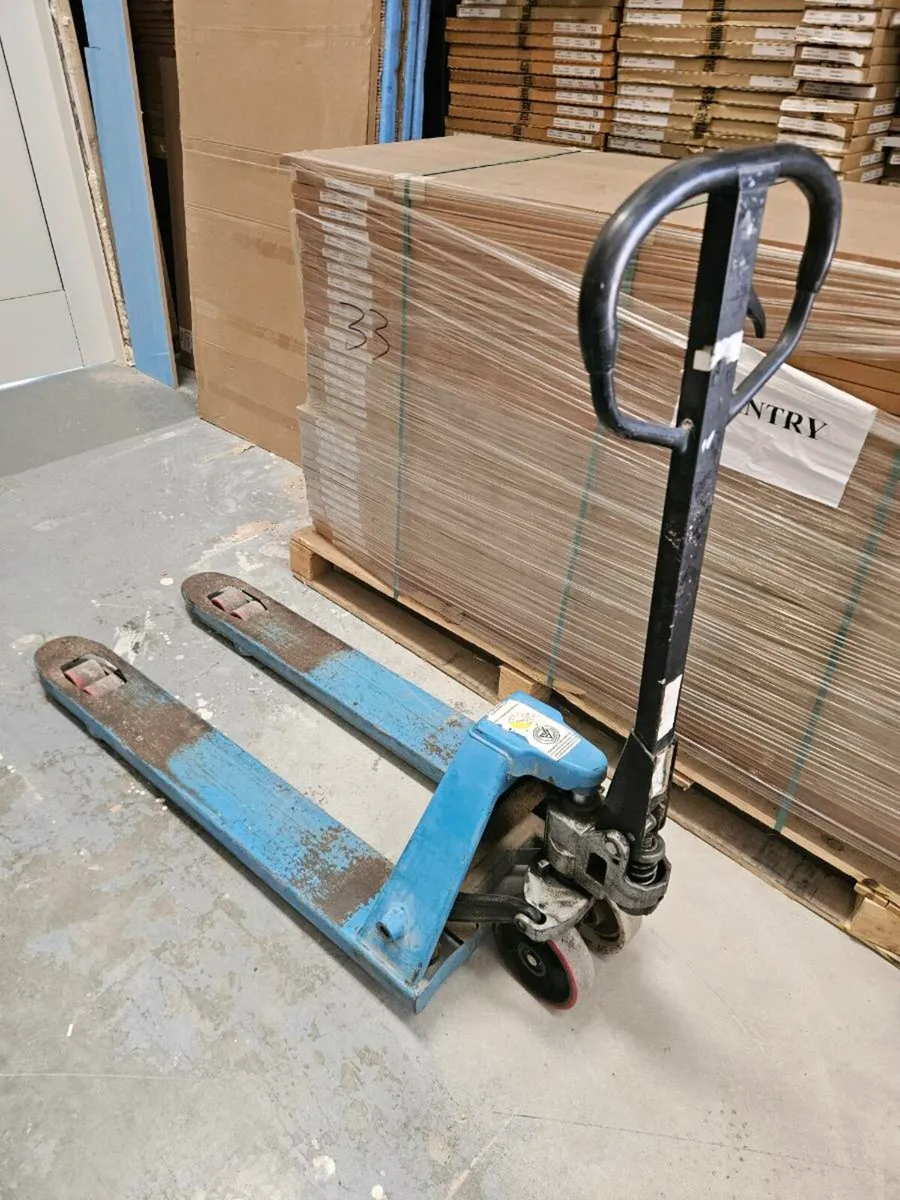 Pallet truck - Image 1