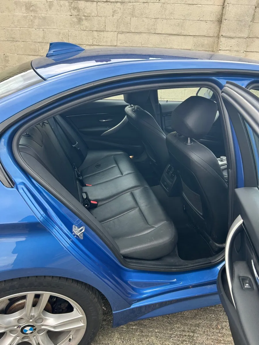 BMW 3-Series 2018 - Image 2