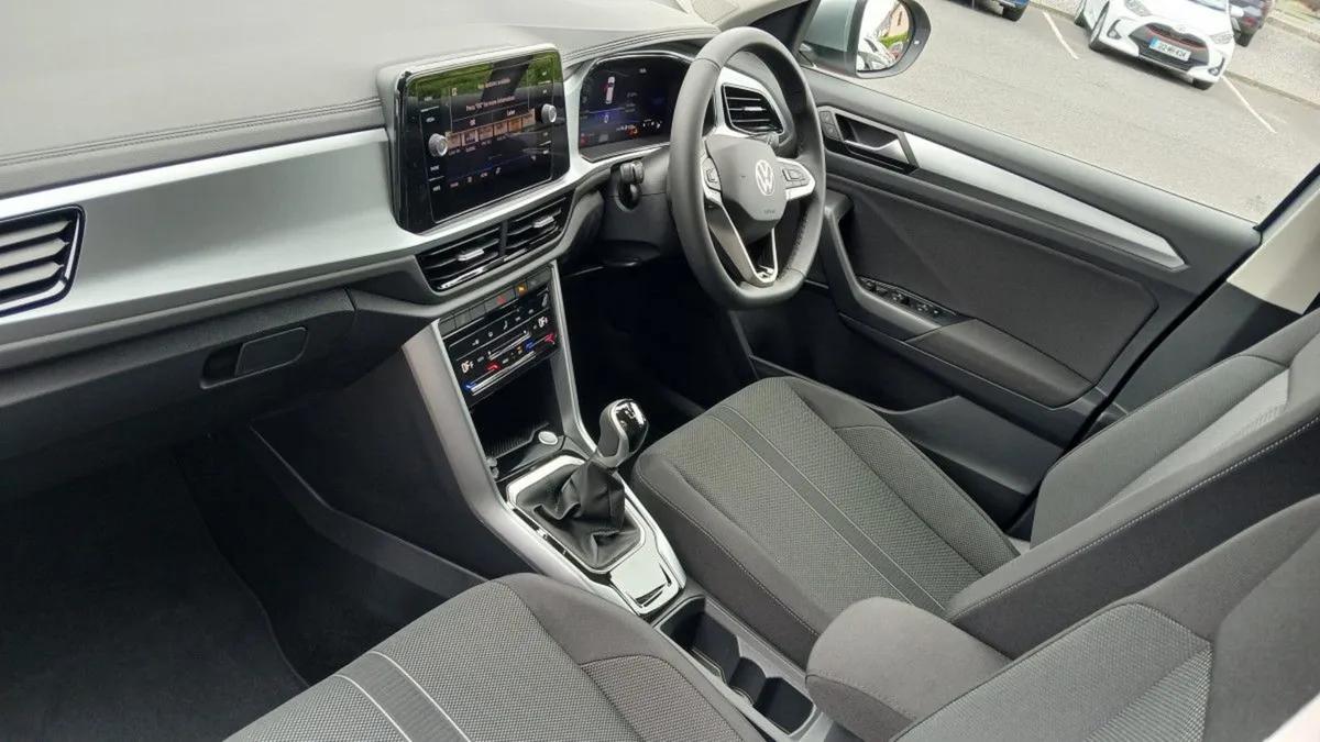 Volkswagen T-Roc Edition 75 2.0tdi 116HP  rear Vi - Image 3