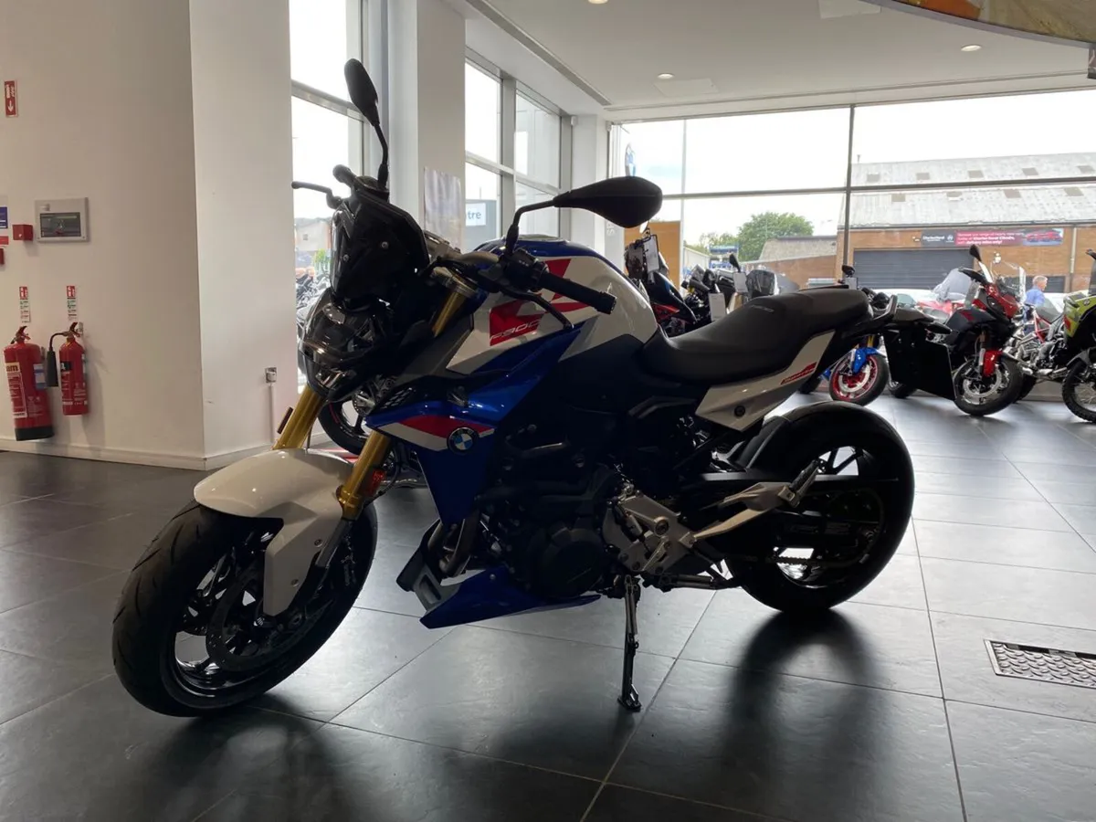 2024 BMW F900R with Comfort & Sport Packs! - Image 4