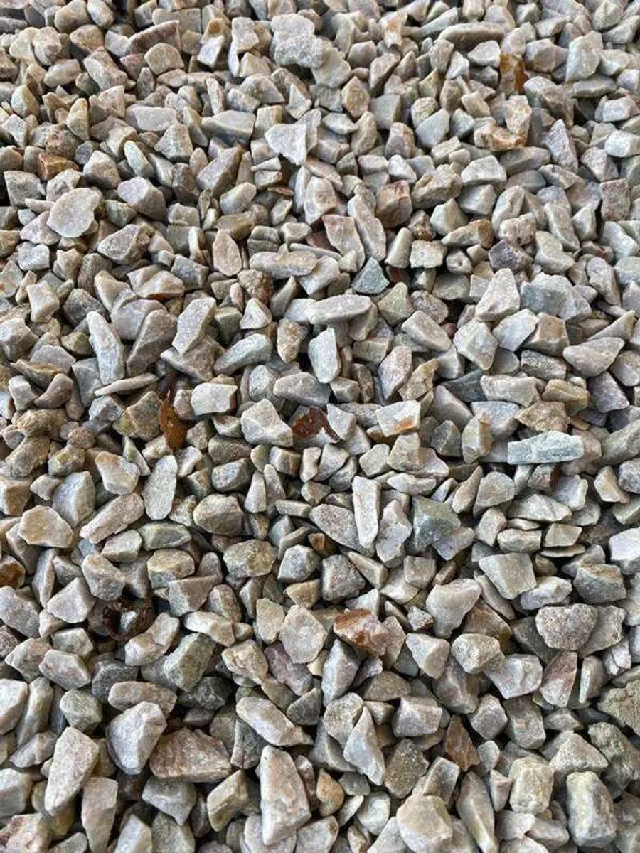 1 tonne of stone chippings for driveway or paths - Image 1