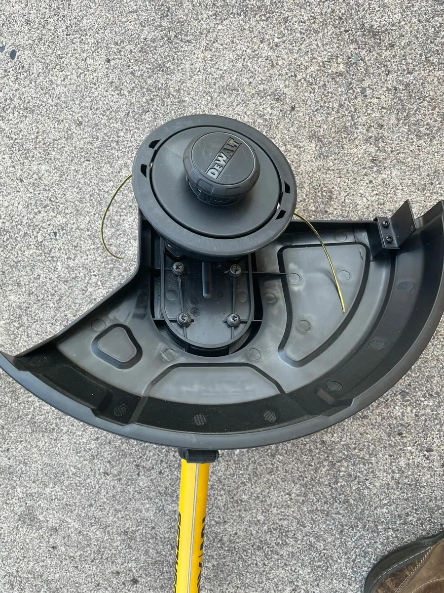 DeWalt DCM561 Lawn Trimmer - Image 3