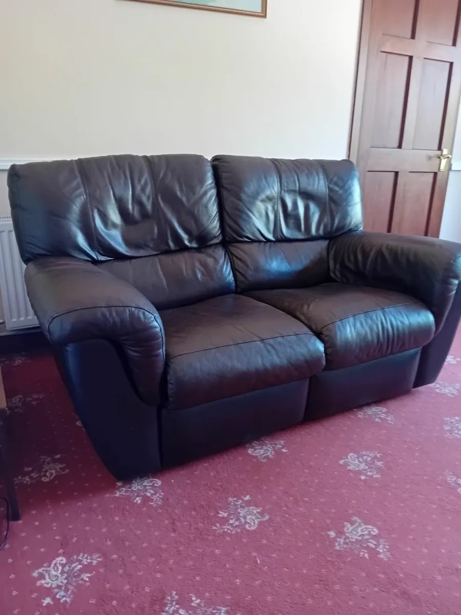 Leather 2 seater reclining settee - Image 1