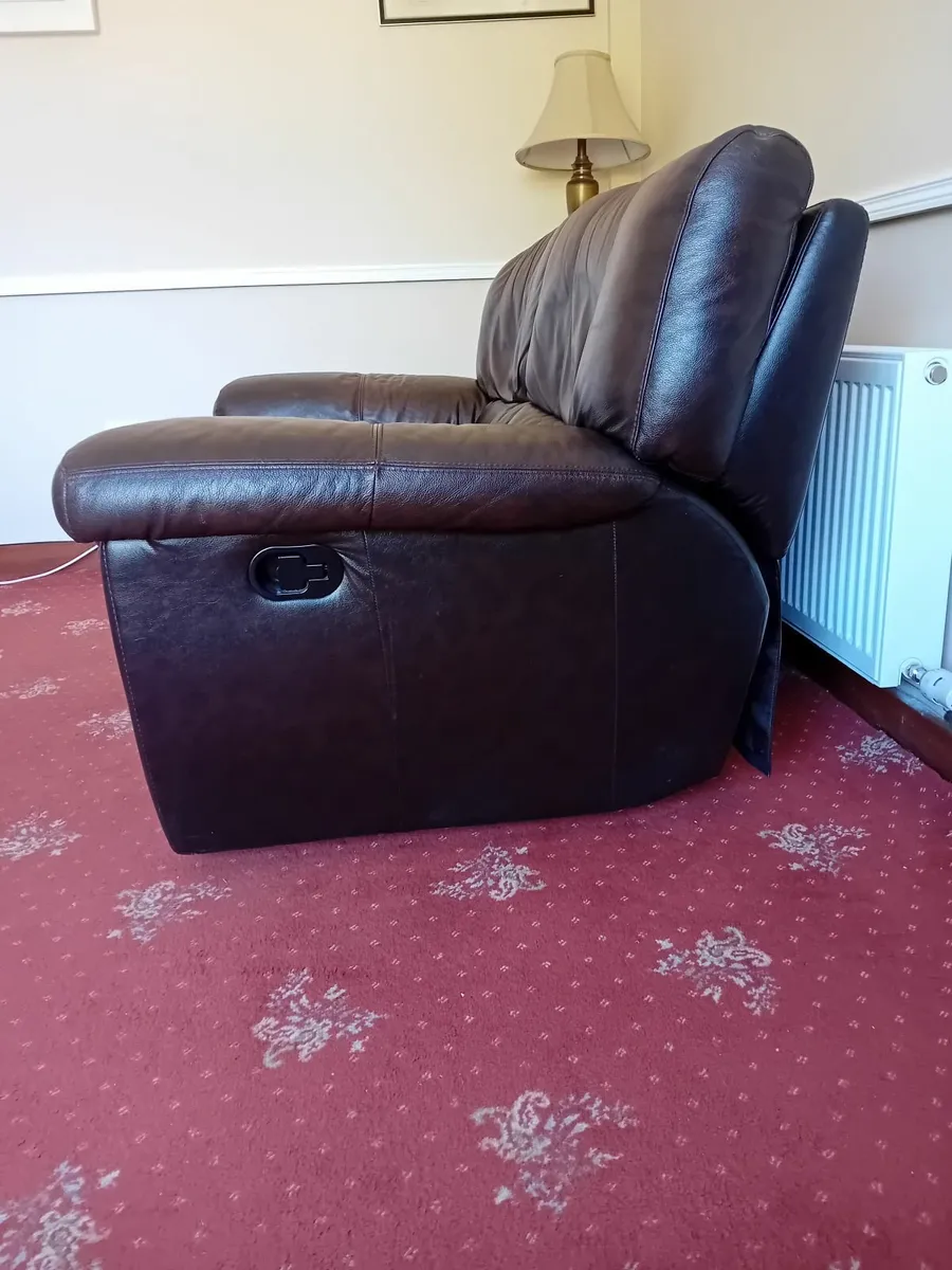 Leather 2 seater reclining settee - Image 2