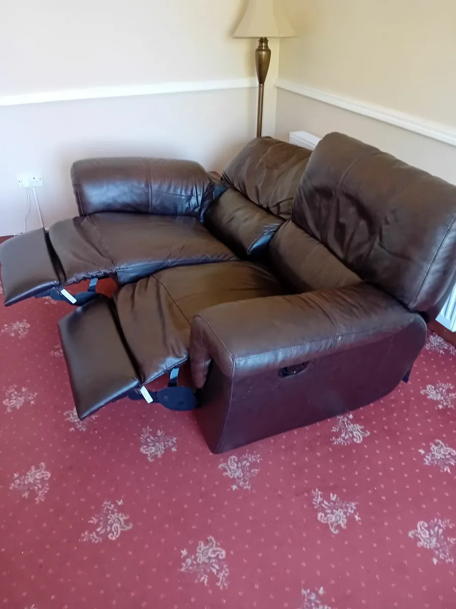 Leather 2 seater reclining settee - Image 3