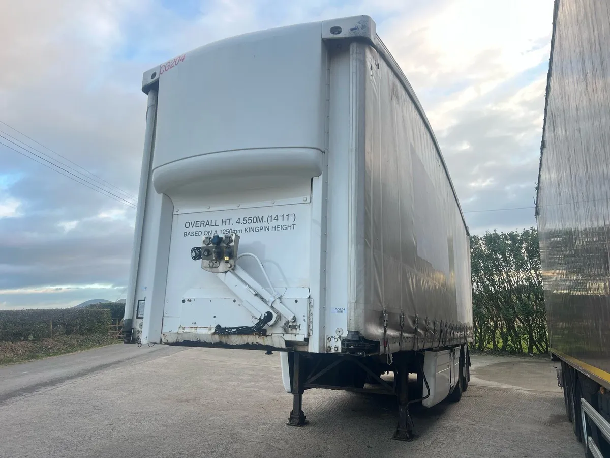 2010 Donbur 32FT Moffett Curtainside Trailer - Image 2