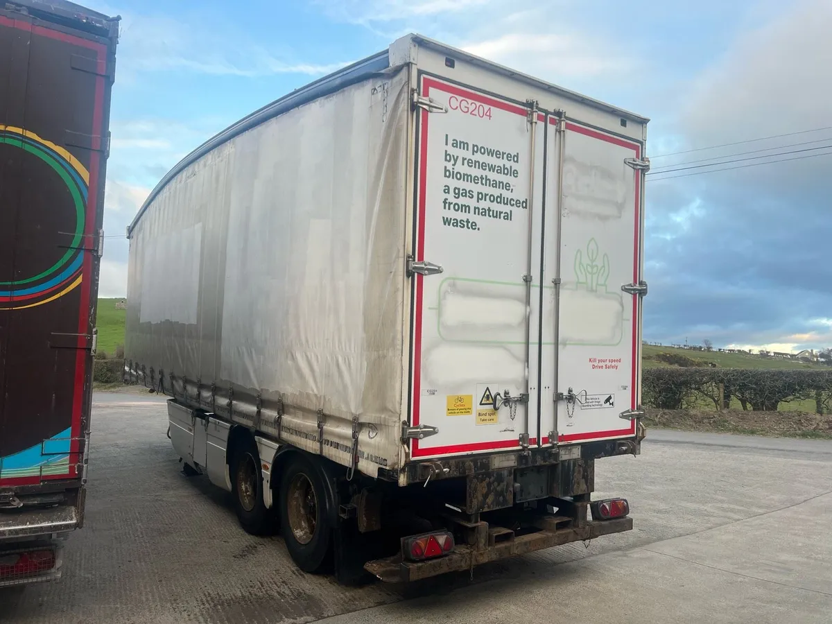 2010 Donbur 32FT Moffett Curtainside Trailer - Image 3