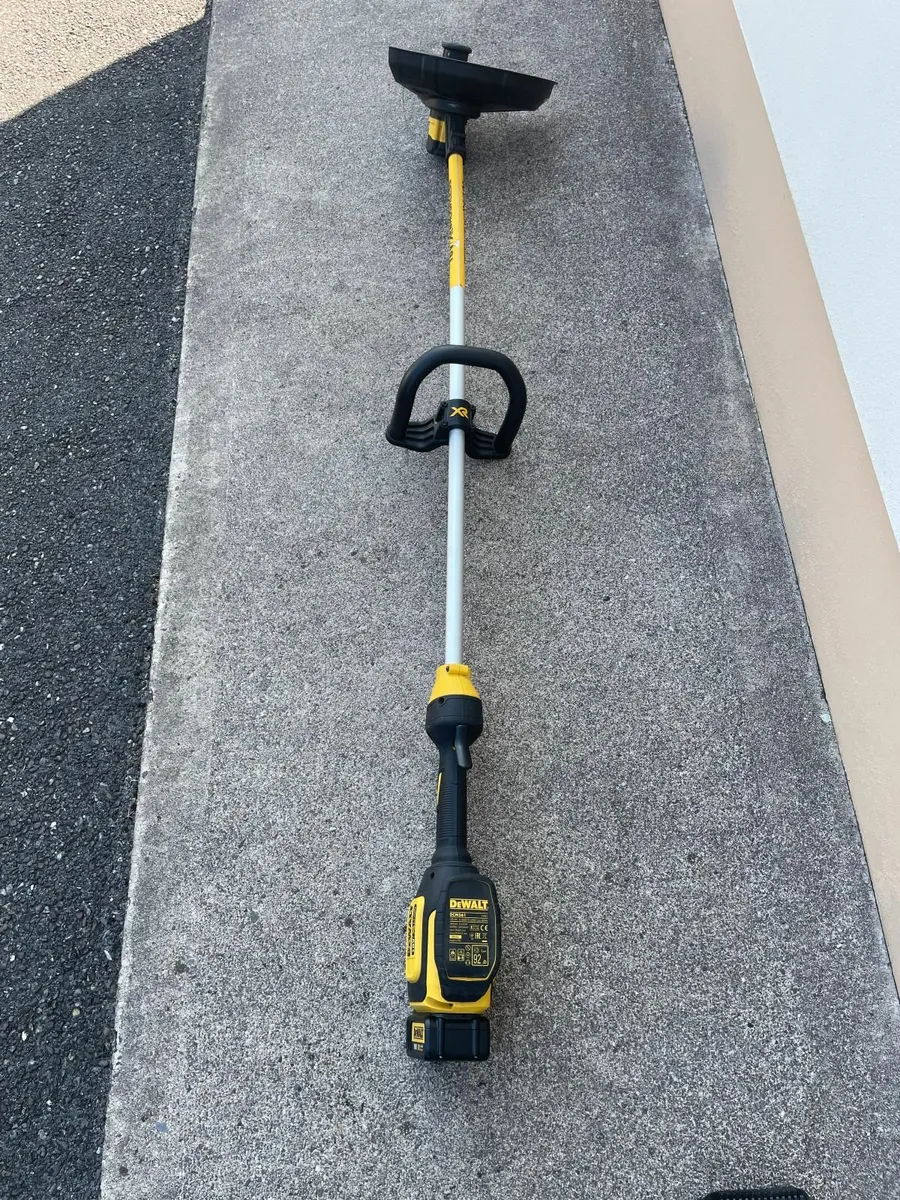 DeWalt DCM561 Lawn Trimmer - Image 1