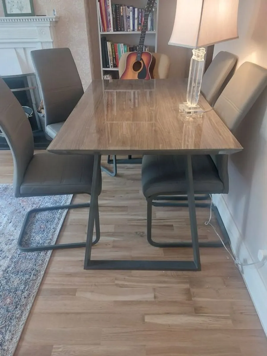 Almost new dining table - Image 1