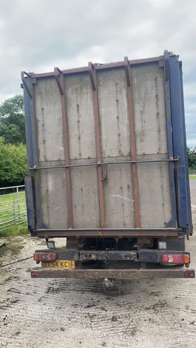 Livestock truck - Image 2