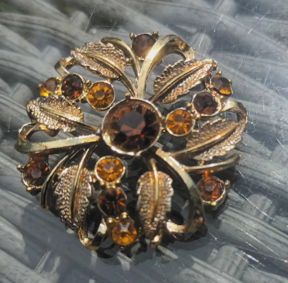 1950s vintage brooch, D18 post 3e - Image 1