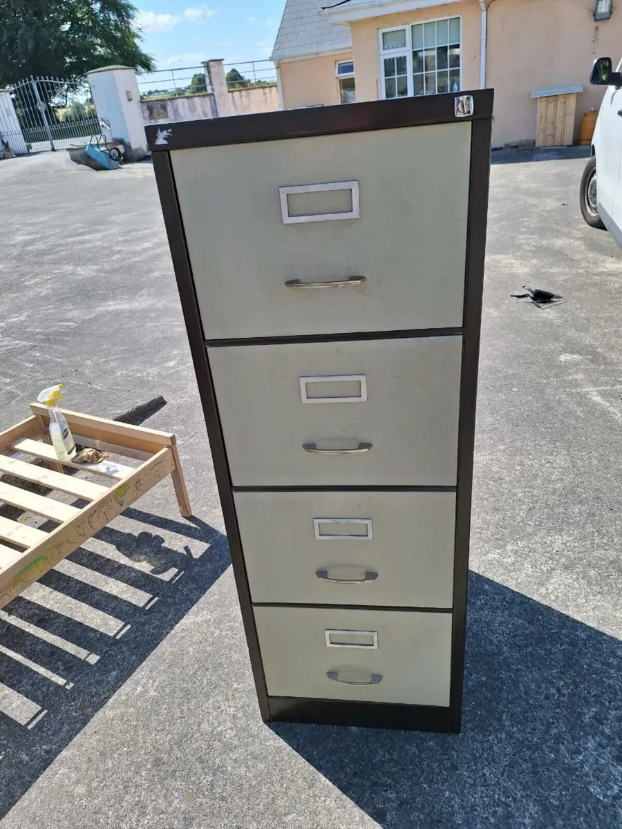Four drawer filing cabinet with key - Image 1