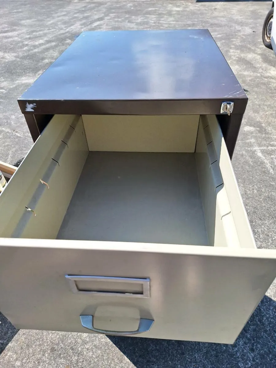 Four drawer filing cabinet with key - Image 2