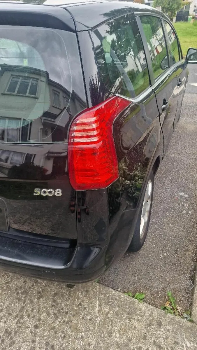 Peugeot 5008 2010 - Image 1