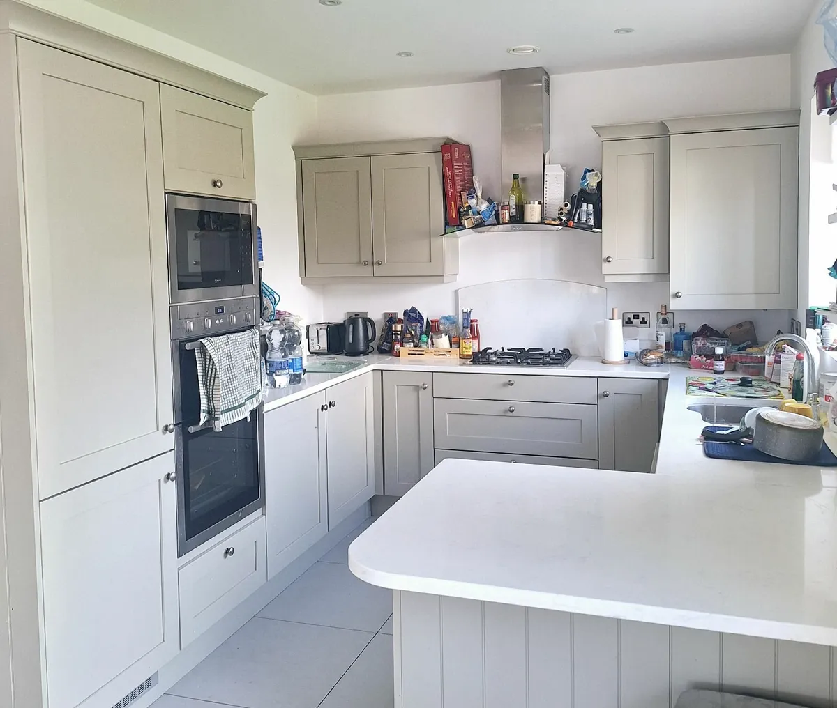 Kitchen cabinets and quartz countertop - Image 1