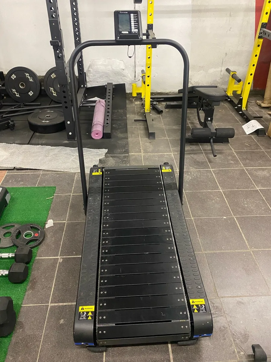 Curved Treadmill with Foldable Handle - Image 3