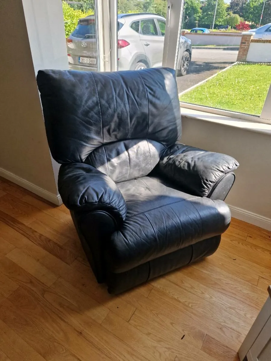 3 seater recliner + x2 recliner armchairs - Image 3