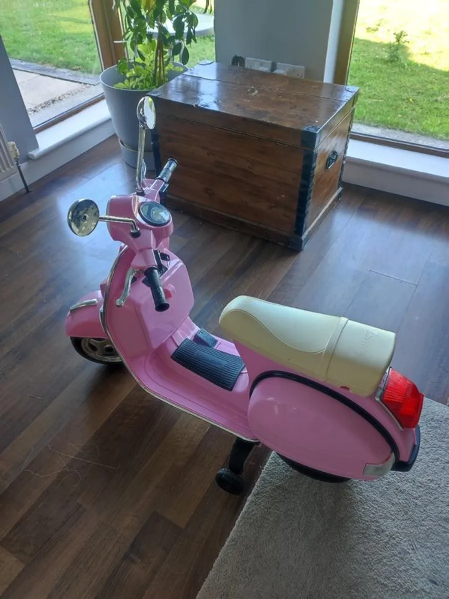 Kids electric Vespa - Image 1