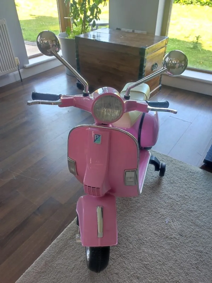 Kids electric Vespa - Image 2