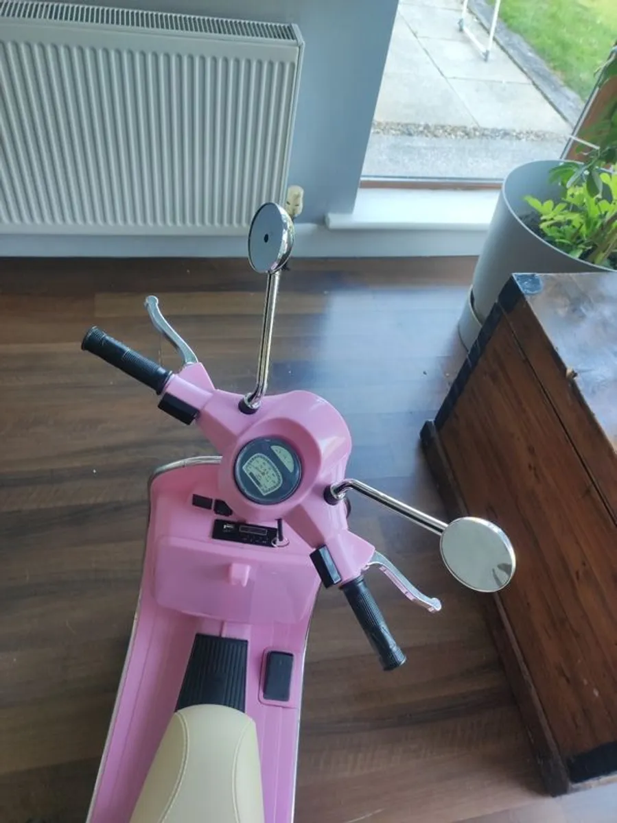 Kids electric Vespa - Image 3