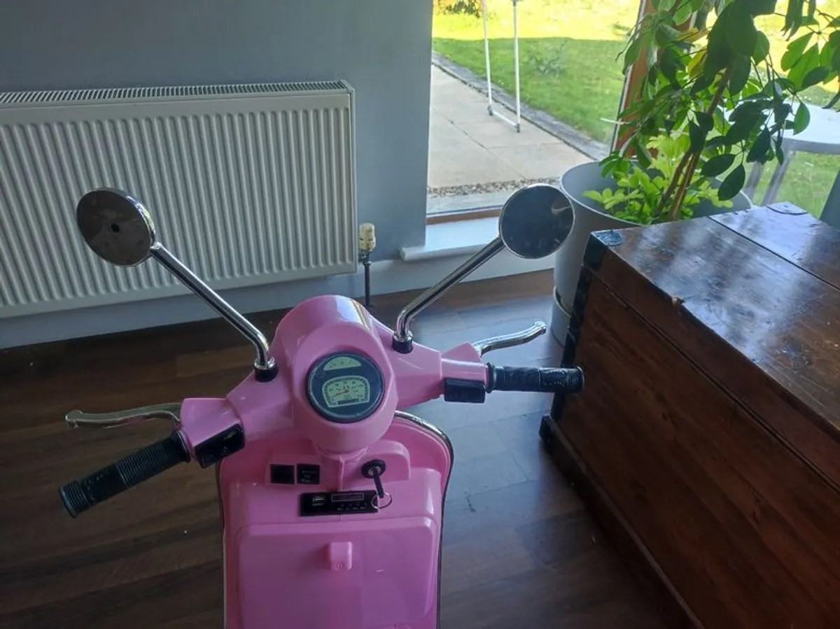 Kids electric Vespa - Image 4