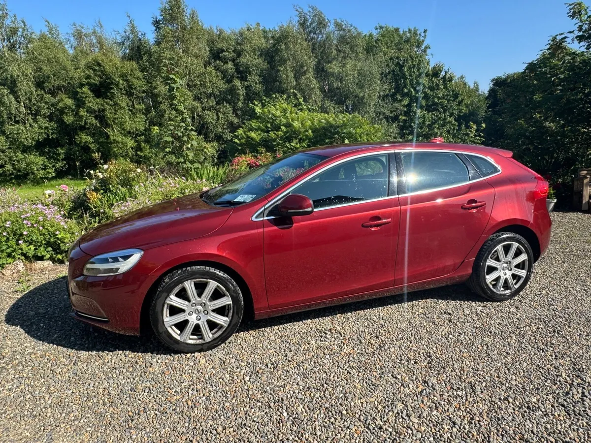 Volvo V40 2017 - Image 2