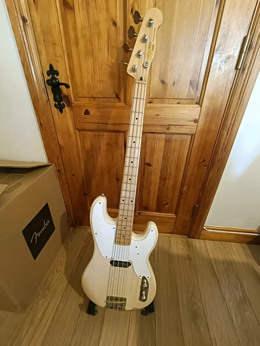 Squier Fender Precision Bass - Image 1