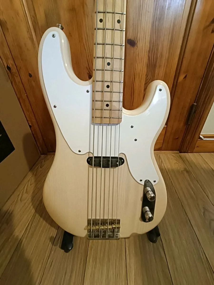Squier Fender Precision Bass - Image 2